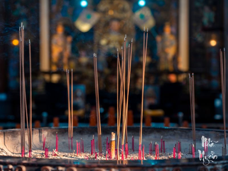 Thắp hương không đậu tàn Thắp hương không đậu tàn