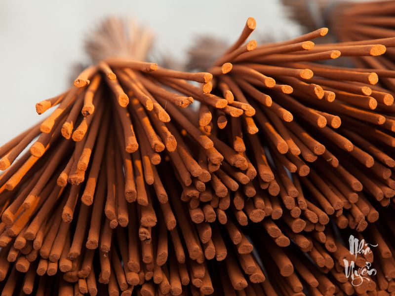 Thắp hương vào 12 giờ trưa có sao không